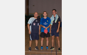 7 août - podium - de 1000 points de G à D : 3ème David LE ROGER (Cournonterral) 1er Pascal PAULET (Grau du ROI), 2ème Phiroun SENG (Cournonterral)